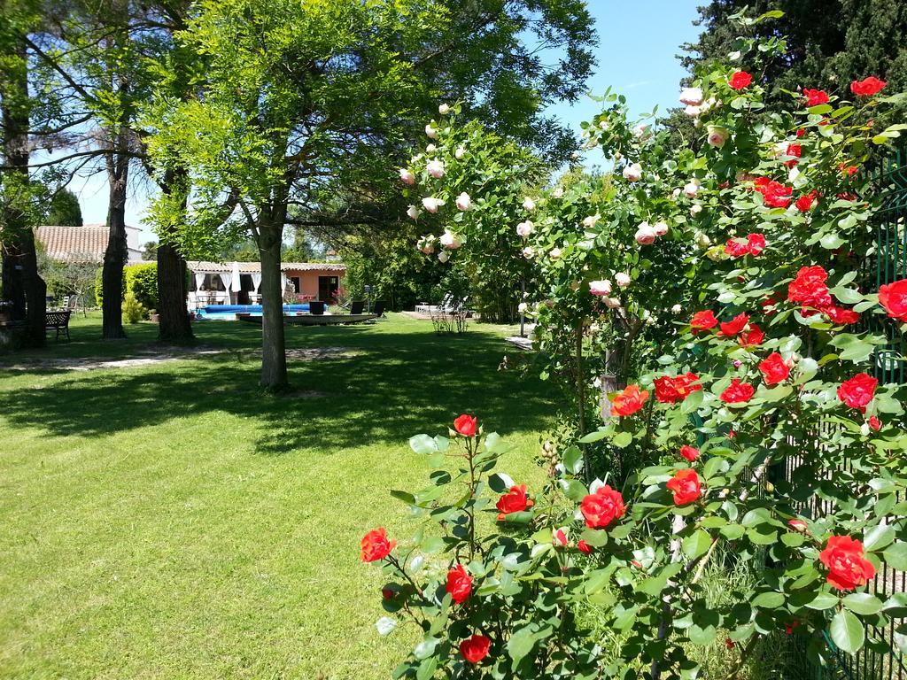 Mas La Provence Panzió L'Isle-sur-la-Sorgue Kültér fotó